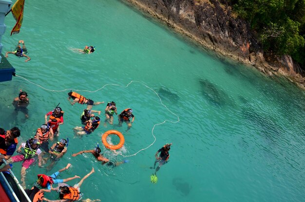 Les Thaïlandais et les voyageurs étrangers voyagent visiter la natation et la plongée en apnée voir le corail et de beaux petits poissons fantaisie dans l'océan de la mer à l'île de Koh Chang le 28 mai 2011 à Trat en Thaïlande