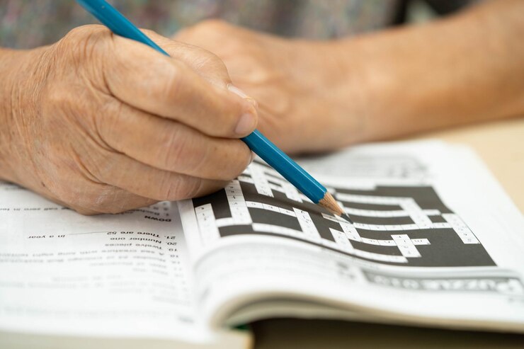 Photo thaïlande 1er juin 2024 maladie d'alzheimer ad femme âgée asiatique jouant à un jeu de puzzle sudoku
