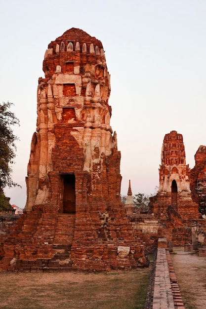 THAÏLANDE, Ayutthaya, les ruines des anciens temples de la ville au coucher du soleil