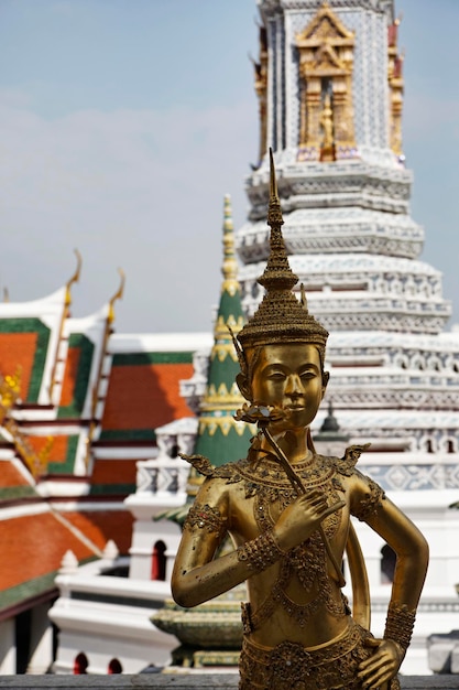 Thaïlande, Bangkok 03-2007, ville impériale, le Temple d'or, une petite statue religieuse dorée tenant une fleur