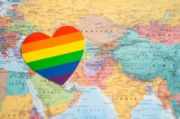 Thaïlande Bangkok 1er juin 2022 Couleur de l'arc-en-ciel cœur sur le globe carte du monde arrière-plan mois de fierté LGBT célébrer chaque année en juin symbole des droits de l'homme et de la paix gay lesbiennes bisexuelles transgenres