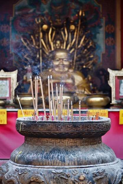 Thaïlande, Bangkok, Chinatown, temple bouddhiste, encens offert à une statue de Bouddha en or