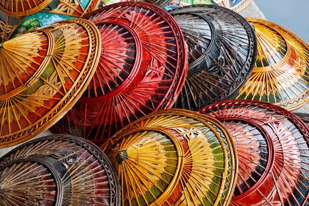 Thaïlande, Bangkok, marché flottant, chapeaux thaïlandais à vendre sur un bateau