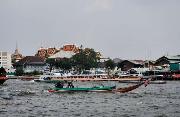 Thaïlande, Bangkok, vue sur le fleuve Chao Praya et la ville impériale en arrière-plan