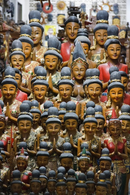Thaïlande, Chiang Mai, statues religieuses sculptées en bois à vendre dans un magasin