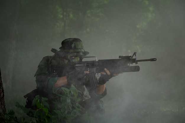 Thaïlande militaire: soldat thaïlandais tenant un fusil en uniforme de l&#39;armée. Rangers pour trouver des nouvelles