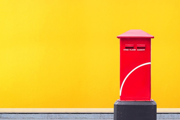 Thaïlande post box sur fond de mur jaune