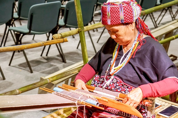 Thailander Hill tribu vieilles dames sont spectacle tissage