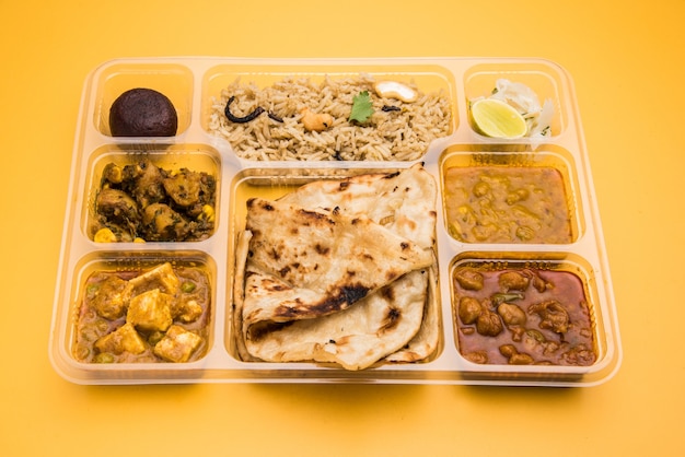 Thali végétarien indien ou plateau de nourriture pour colis ou pour livraison à domicile