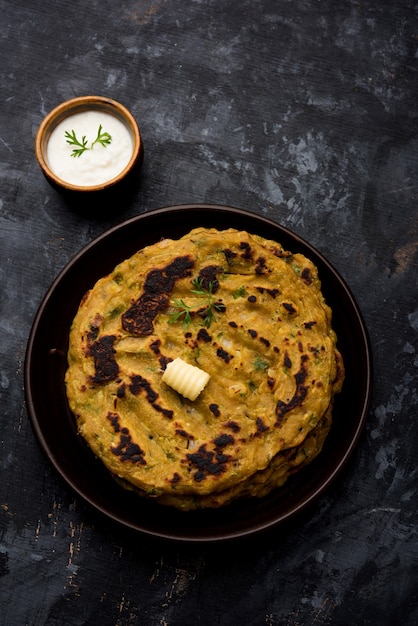 Thalipeeth est un type de crêpe multi-grains savoureuse populaire dans le Maharashtra, en Inde, servi avec du lait caillé, du beurre ou du ghee