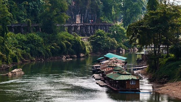 Tham Krasae, emblème ferroviaire de Kanchanaburi.