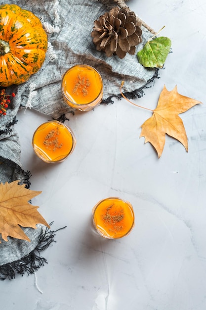 Thanksgiving automne alcool boisson cocktail boisson avec des citrouilles et des feuilles