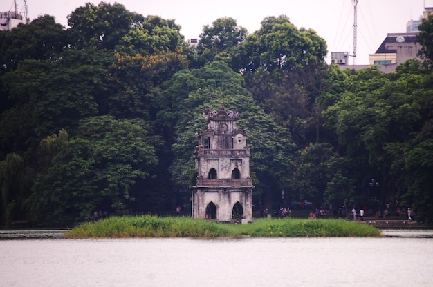 Photo thap rua tortoise building ou turtle tower dans la piscine hoan kiem ou le lac de l'épée retournée pour les vietnamiens et les voyageurs étrangers voyage visite repos détente à la place hoan kiem à hanoi vietnam