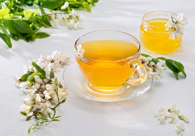 Thé d'acacia sur fond blanc mise au point sélective