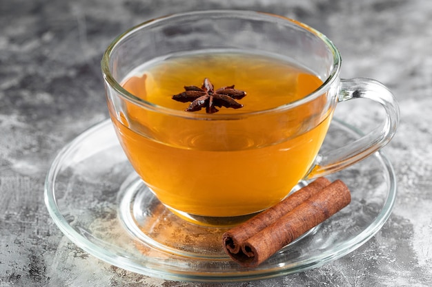 Thé d'anis à la cannelle dans une tasse en verre