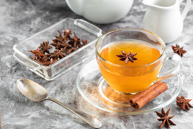 Thé d'anis à la cannelle dans une tasse en verre