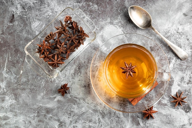 Thé d'anis à la cannelle dans une tasse en verre