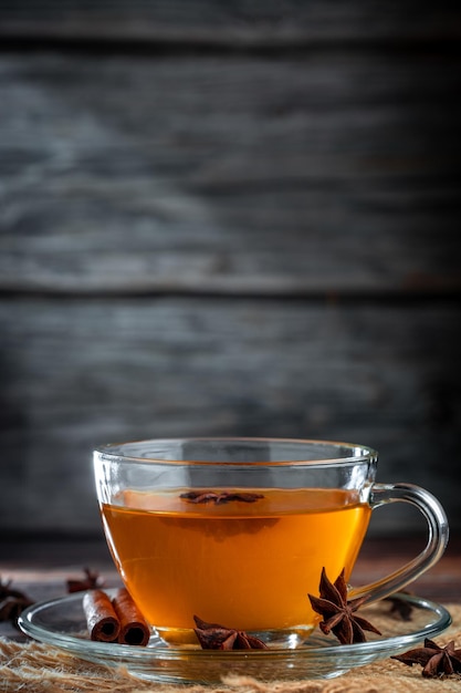 Thé d'anis à la cannelle dans une tasse en verre