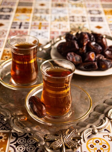 Thé arabe traditionnel du Ramadan concept islamique du Ramadan Kareem et de l'Eid Mubarak avec des dates