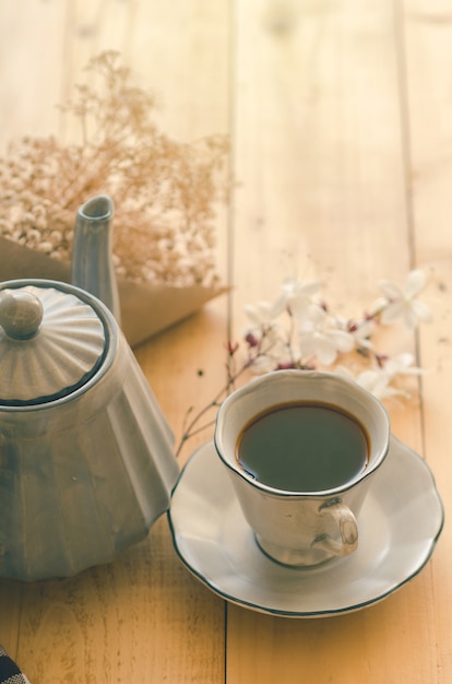 Thé aromatique sur la table en bois le matin