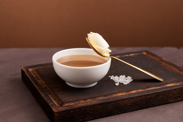 Thé au beurre tibétain traditionnel ou thé baratté dans un bol blanc.