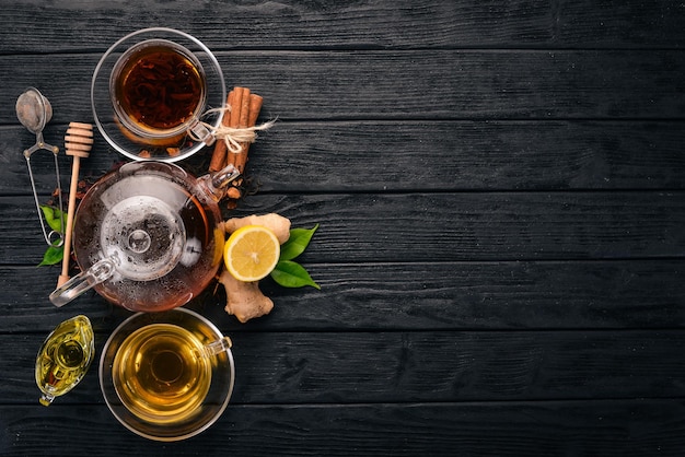 Thé au citron et au gingembre Boisson chaude Sur un fond en bois Vue de dessus Espace de copie