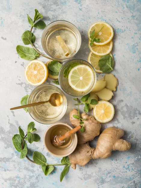 Thé au citron et au gingembre avec du miel. Ingrédients sains contre le froid.