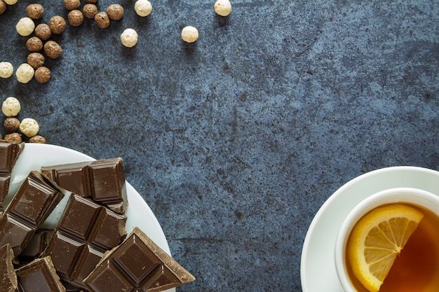 Thé au citron et chocolat sur une assiette