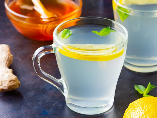 Thé au gingembre au citron et à la menthe dans des tasses en verre
