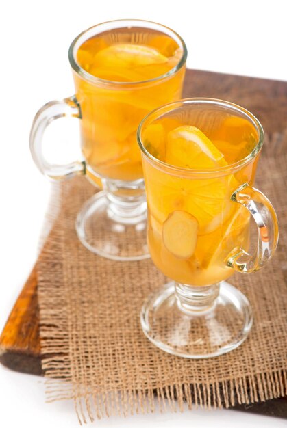 Thé au gingembre au citron et miel en verre de cristal sur table en bois