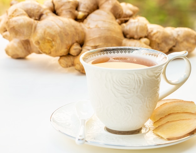 Thé au gingembre dans une tasse blanche.