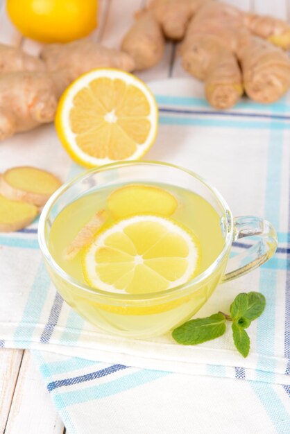 Photo thé au gingembre sain avec du citron et du miel sur la table libre