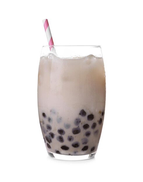 Thé au lait à bulles avec boules de tapioca en verre isolé sur blanc