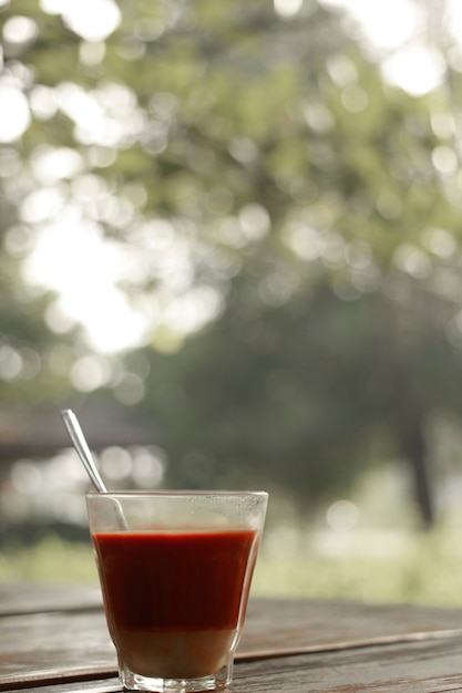 Thé au lait chaud avec l'ambiance matinale.