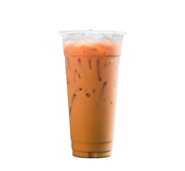 Thé au lait concentré glacé thaïlandais à l'orange dans un grand verre en plastique transparent isolé sur fond blanc avec un tracé de détourage