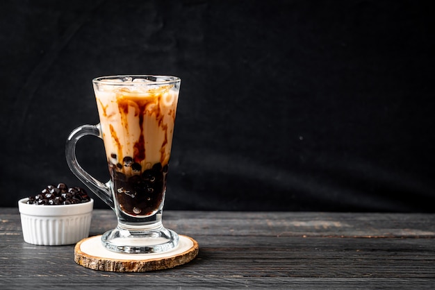 Thé au lait de Taiwan avec bulle sur table en bois