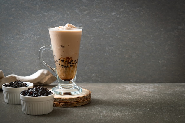 Thé au lait de Taiwan avec des bulles - boisson asiatique populaire