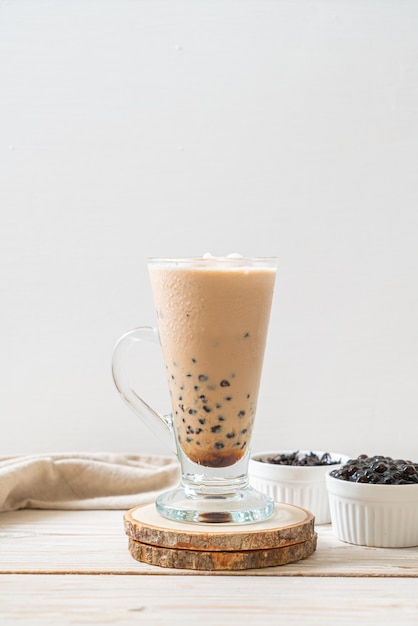 Thé au lait de Taïwan avec des bulles. boisson asiatique populaire