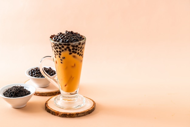 Thé au lait thaïlandais avec fond de bulles