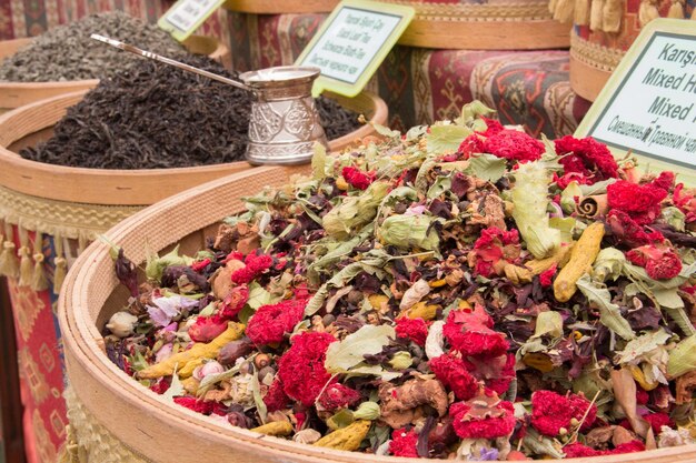 Thé au marché oriental Herbes et épices séchées dans un magasin de rue