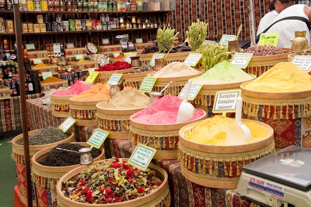 Thé au marché oriental Herbes et épices séchées dans un magasin de rue