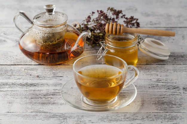 Thé au miel chaud aux herbes. Concept de soins de santé