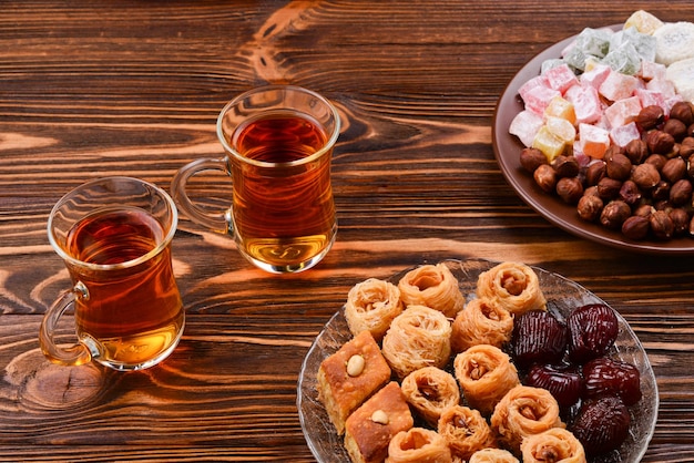 Thé au rahat et fruits secs sur une table en bois