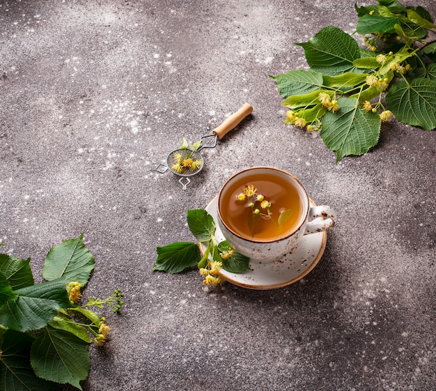 Thé au tilleul chaud et sain dans une tasse