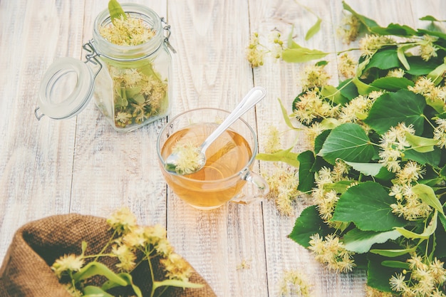 Thé Au Tilleul Et Fleurs. Mise Au Point Sélective. Boisson.