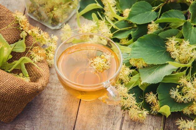 Thé au tilleul et fleurs. Mise au point sélective. boisson.