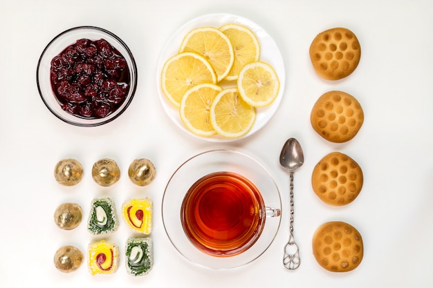 Thé aux biscuits et au citron.