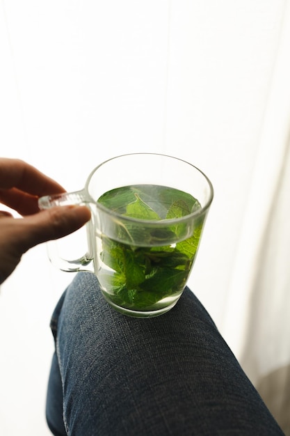 Thé aux feuilles de menthe fraîche. L'infusion de menthe aide à résoudre les problèmes digestifs