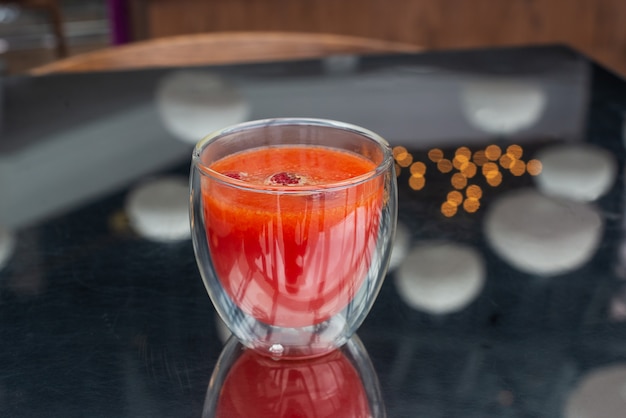 Thé aux framboises dans un verre dans un restaurant