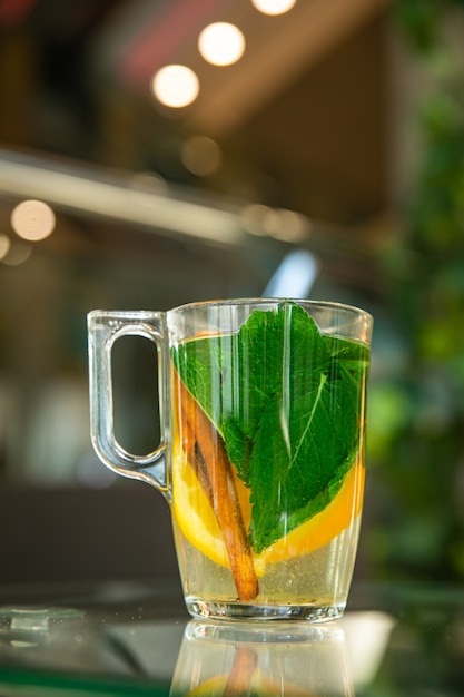 Thé aux fruits dans une tasse transparente. Dans le café